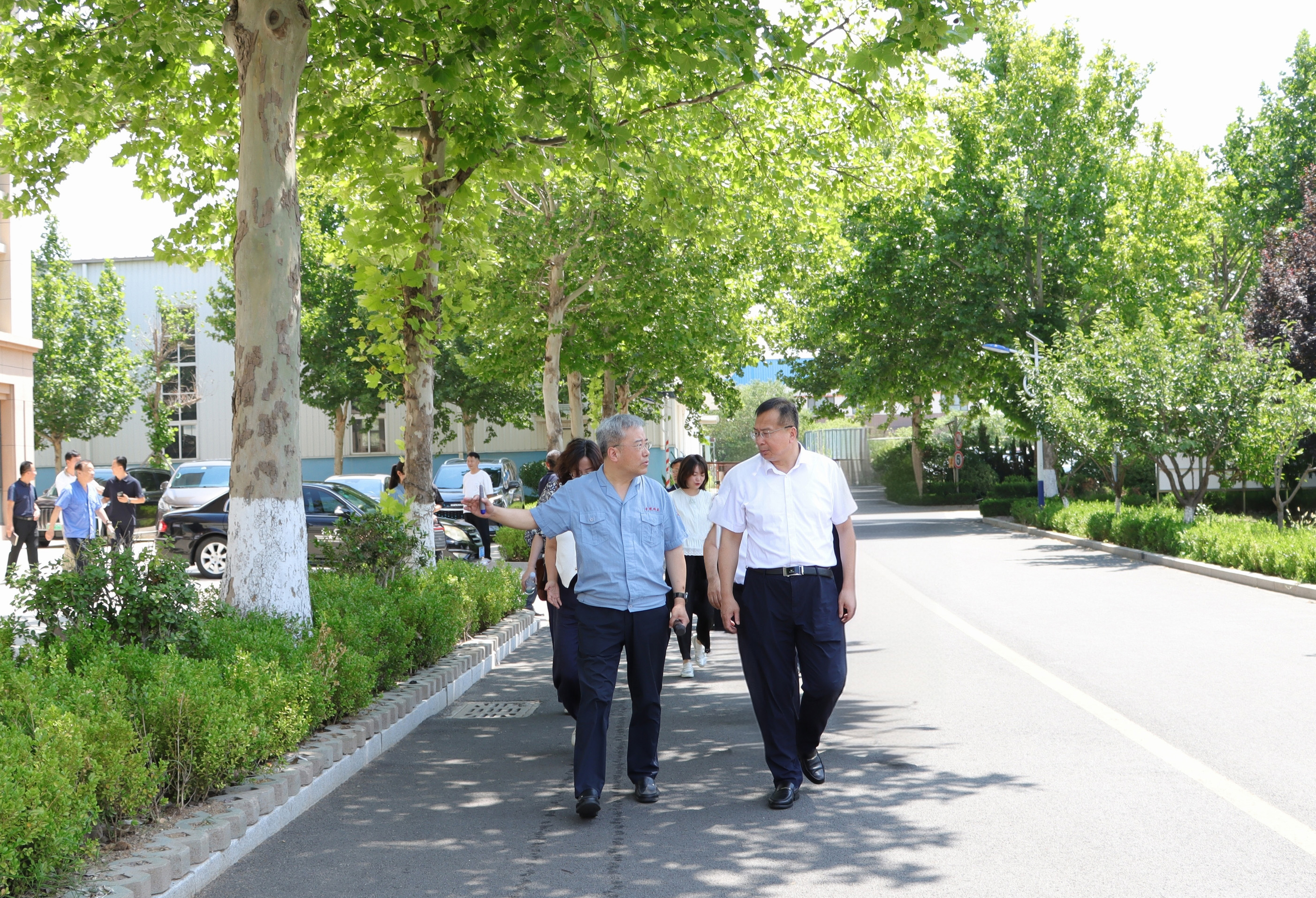 青岛市科协党组书记、主席王崇江一行 莅临青缆考察调研(图1)